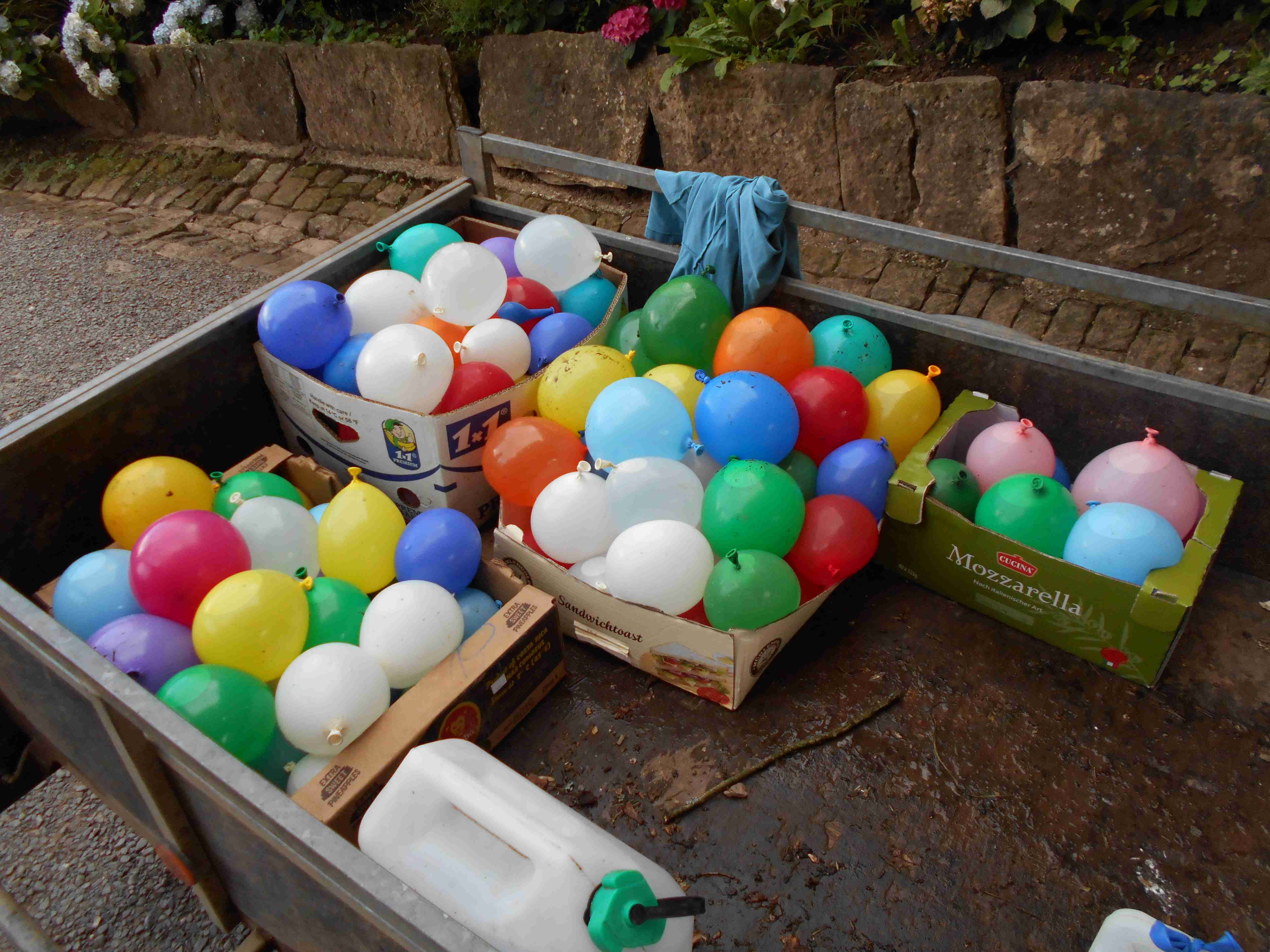 La réserve de ballons d'eau du staff